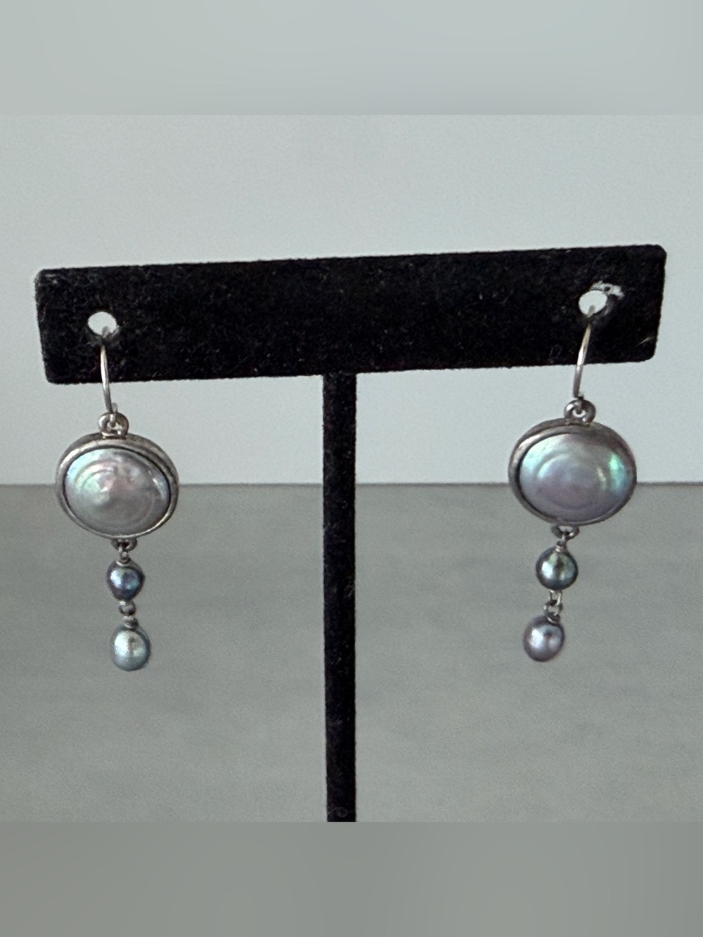 Lovely Vintage Kenneth Cole Silvertone Mother-of-Pearl/Black Pearl Drop Earrings - Picture 2 of 7